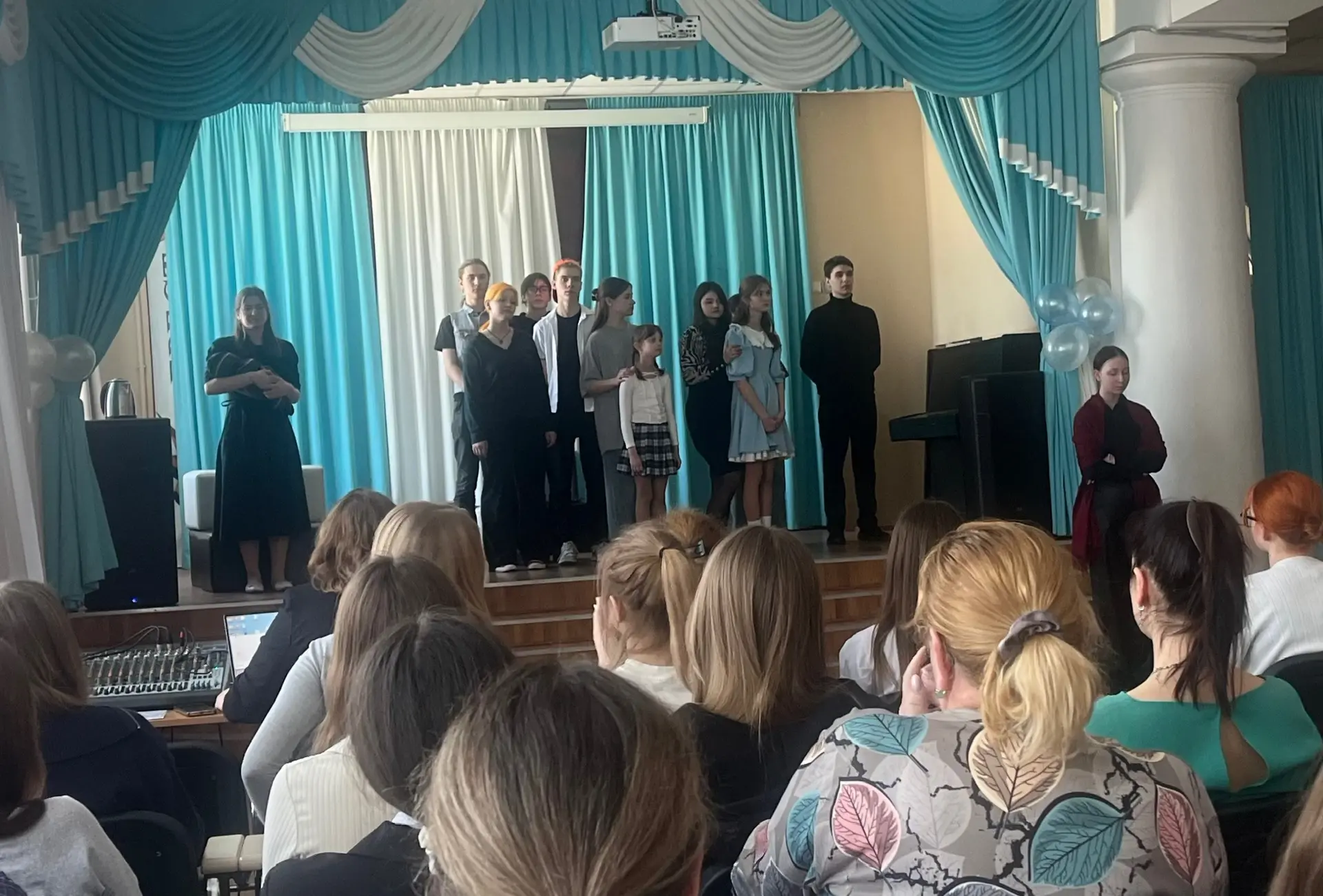 🎭 В преддверии Дня театра представители нашей школы из  10 класса  отправились в 8-ю школу на спекта