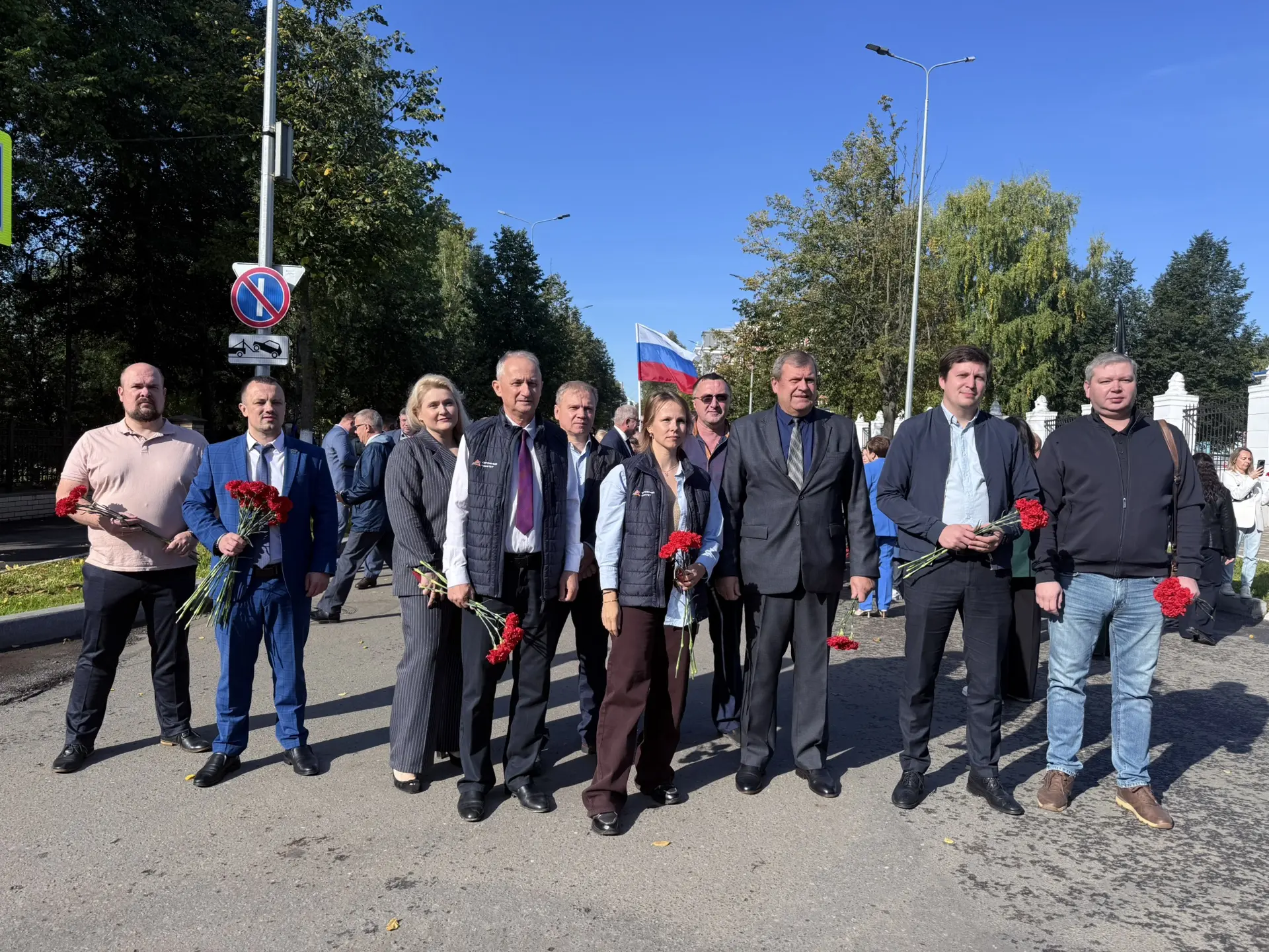 Сегодня у Вечного огня — цветы и минуты молчания.
