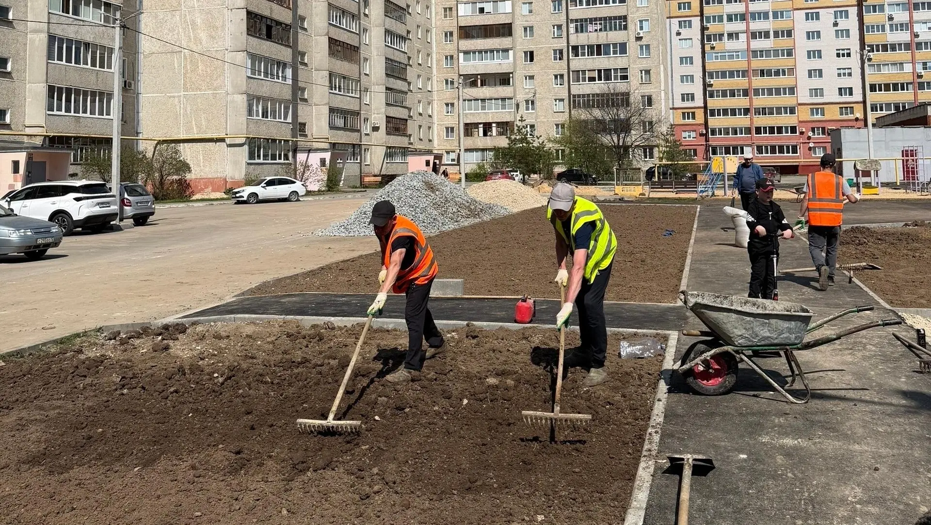 ⚒️ В микрорайоне Сомбатхей в Йошкар-Оле благоустраивают пешеходную зону  В Йошкар-Оле ведётся благоу