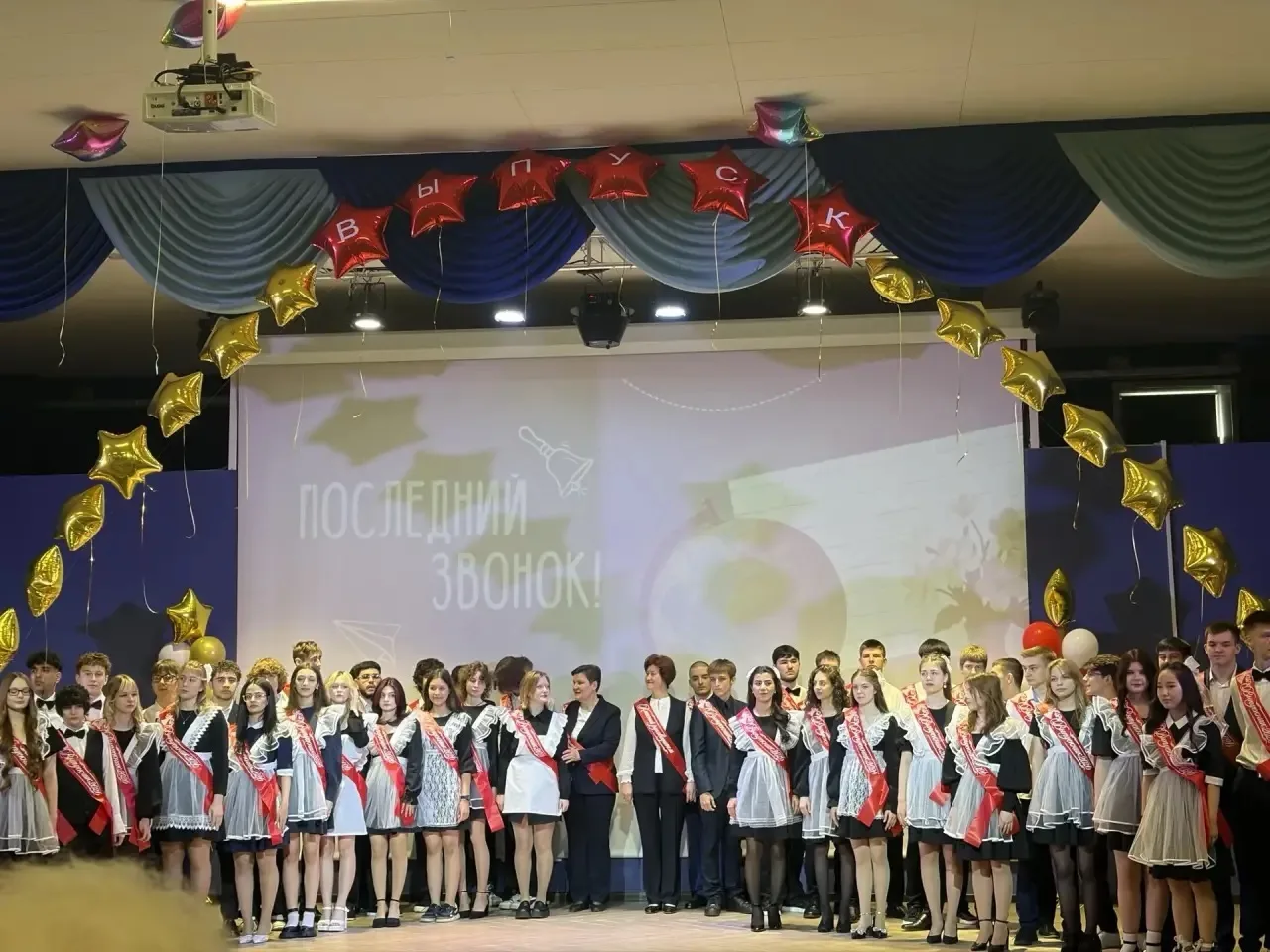Сегодня в нашей школе отгремел последний звонок! 🎓🔔  Этот день получился ярким, красочным и очень тр