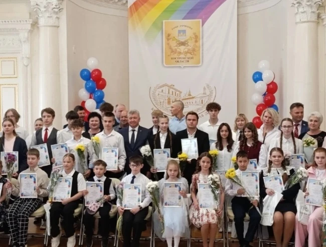 🏆Гордость нашей школы: Денис Блох из 9 "А" получил награду от Костромской областной Думы!