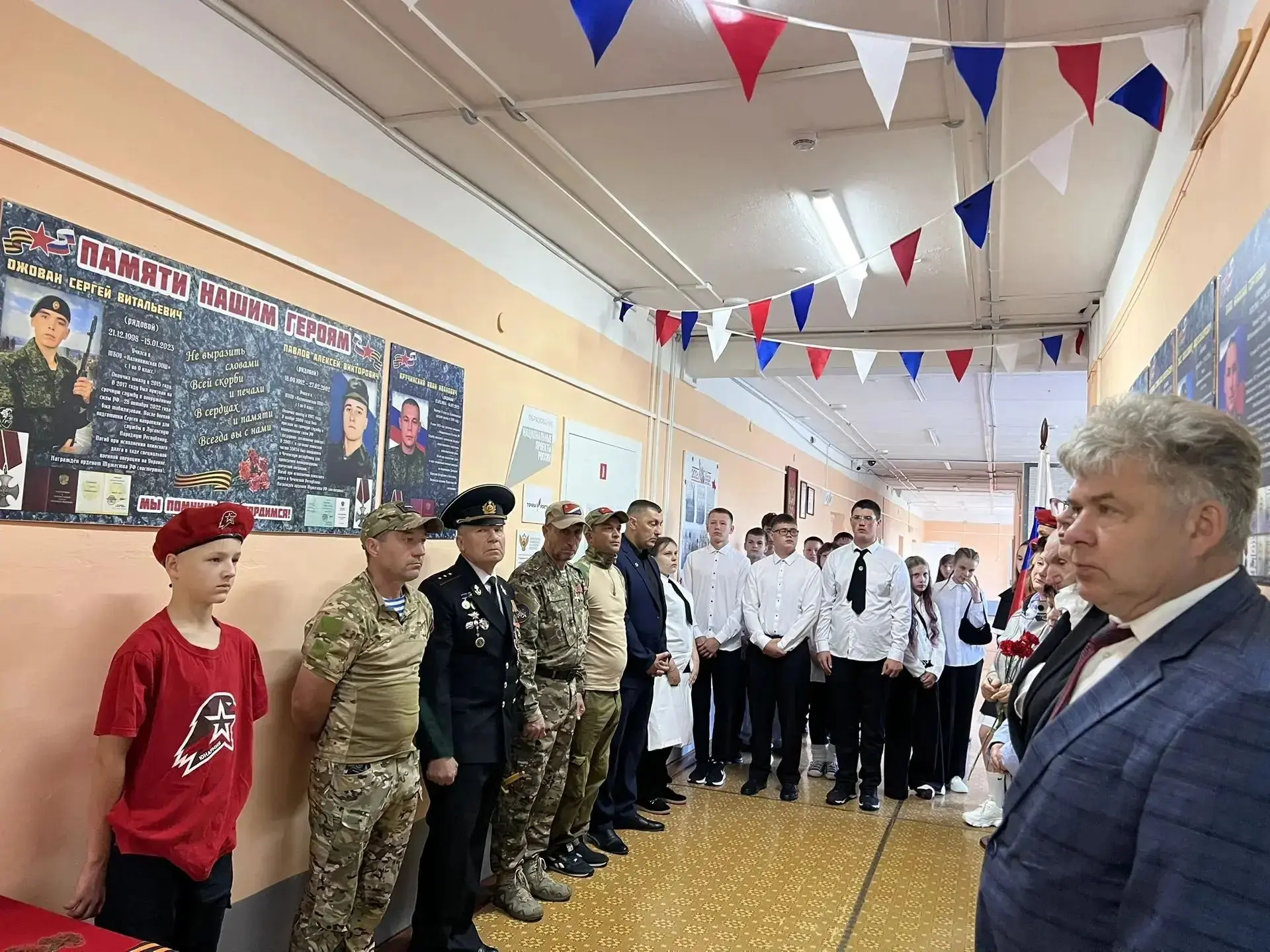 🇷🇺 «Чтобы помнили»: в Калинкинской школе открыли стенды, где теперь живут герои
