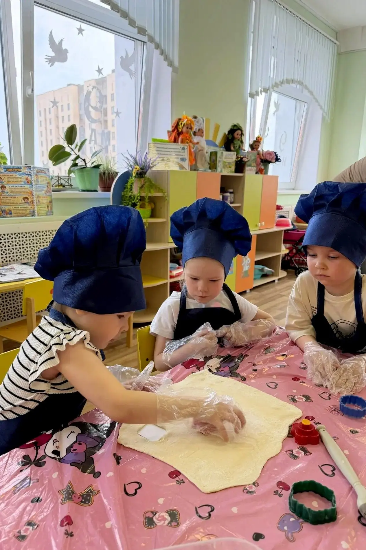 Юные кондитеры в деле — ребята с утра готовят печенье: раскатывают тесто, вырезают звёздочки и серде