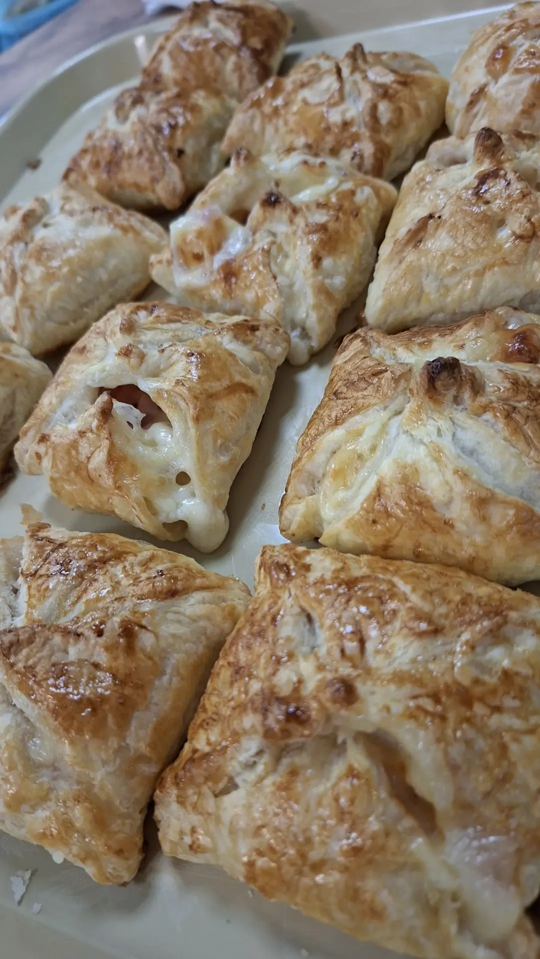 Слойки(ветчина+сыр+ананас)