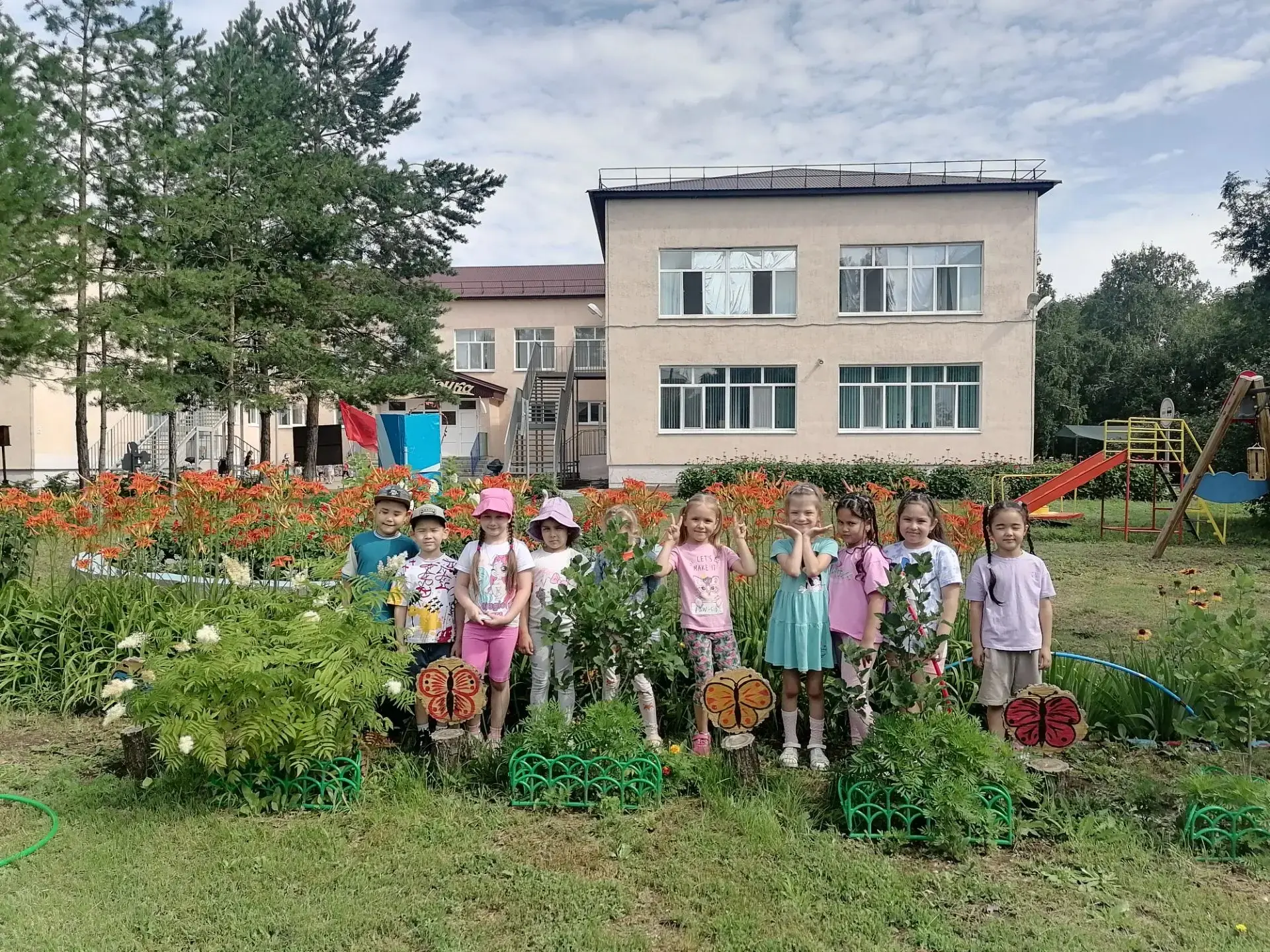 Цветочная сказка своими руками! 🌸

🌸В этом году наша муниципальная акция 🌸«Цветочная поляна»🌸 по