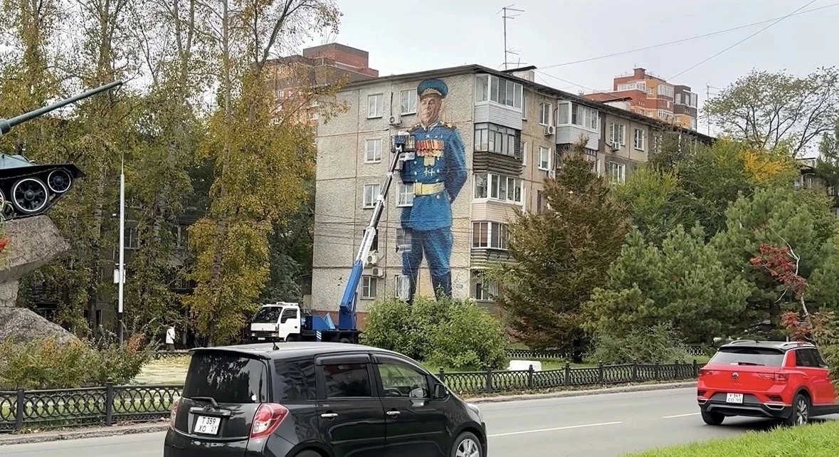 🎨 На пятиэтажке в Хабаровске появится мурал с советским маршалом