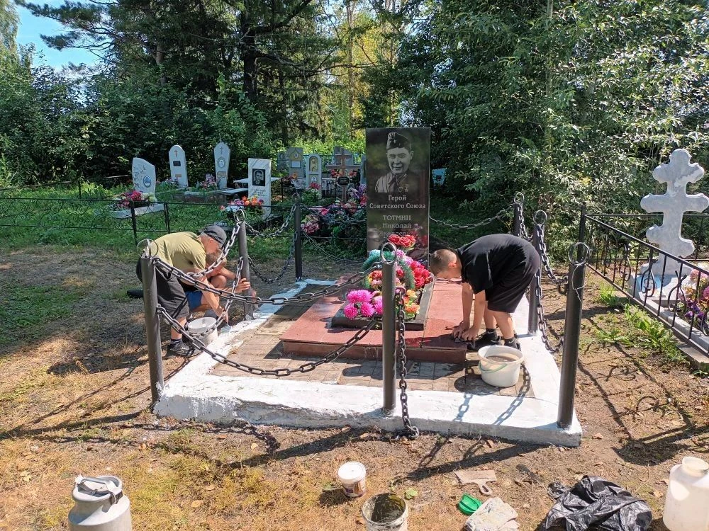 16 июля наши юные волонтёры наводили порядок на могиле     Н. Я. Тотмина. Они помыли памятник и покр