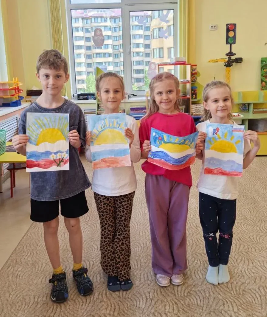 🌼🎨 «Ромашки» рисуют Россию сердцем 🇷🇺💛

Группа «Ромашки» от всей души поздравляет всех с Днём Р