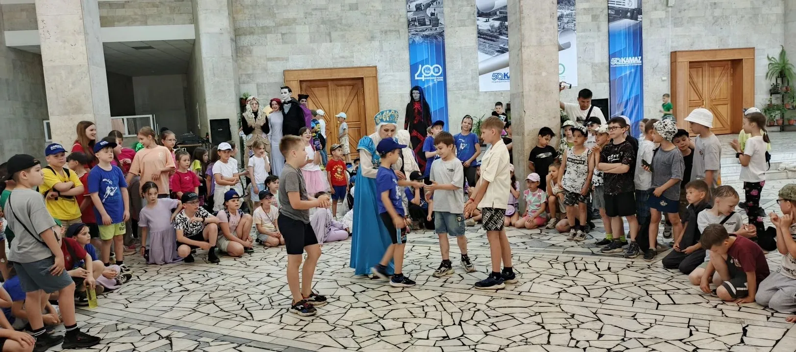 10.06. п/л "Солнышко"

Сегодня наш лагерь посетил прекрасное представление от ДДН "Родник" - "Мара-п