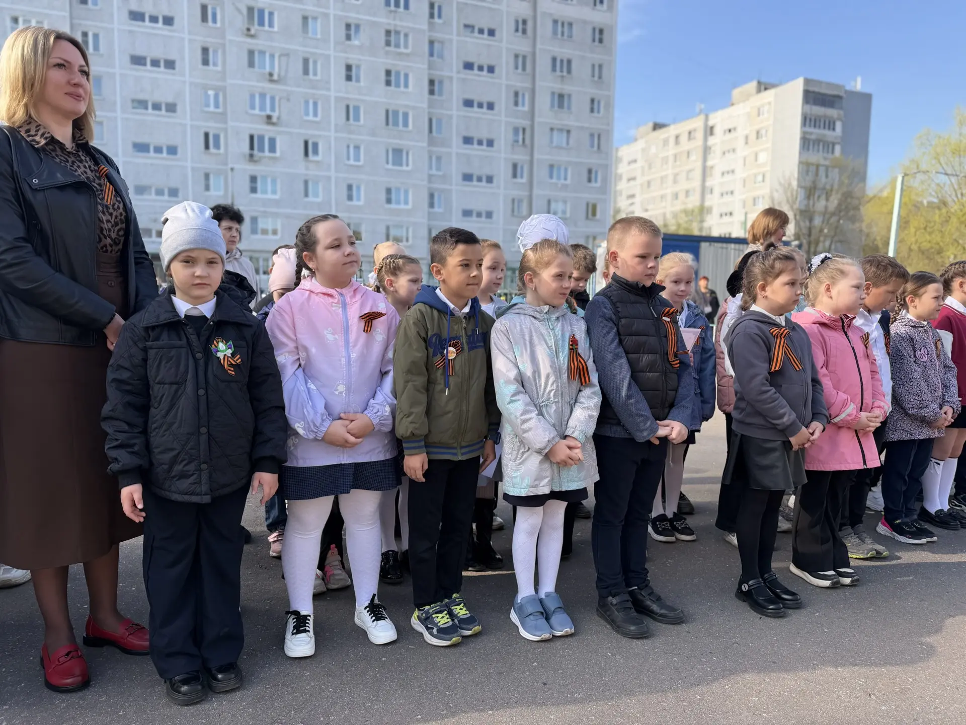 🇷🇺ТОРЖЕСТВЕННАЯ ЛИНЕЙКА🇷🇺  Учебная неделя традиционно начинается с выноса государственных флагов и и