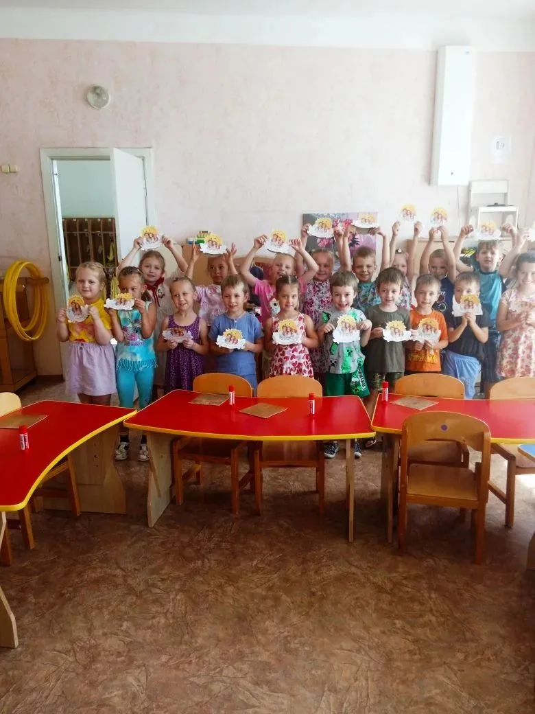 💖Счастье там, где семья 💖

Дорогие мамы и папы, бабушки и дедушки, дочки и сыночки! 
Поздравляем В