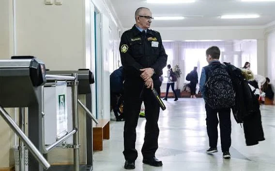 Приглашаем на работу охранника в частную школу, ул. Баварская, д.8