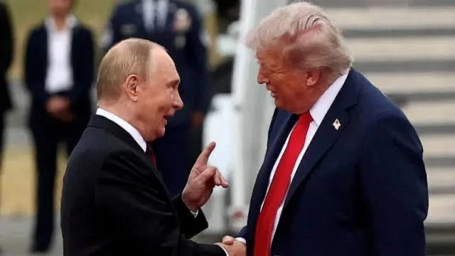 Путин поздравил Трампа с 80-летием во время телефонной беседы.

"Разговор 55 минут и носил дружестве