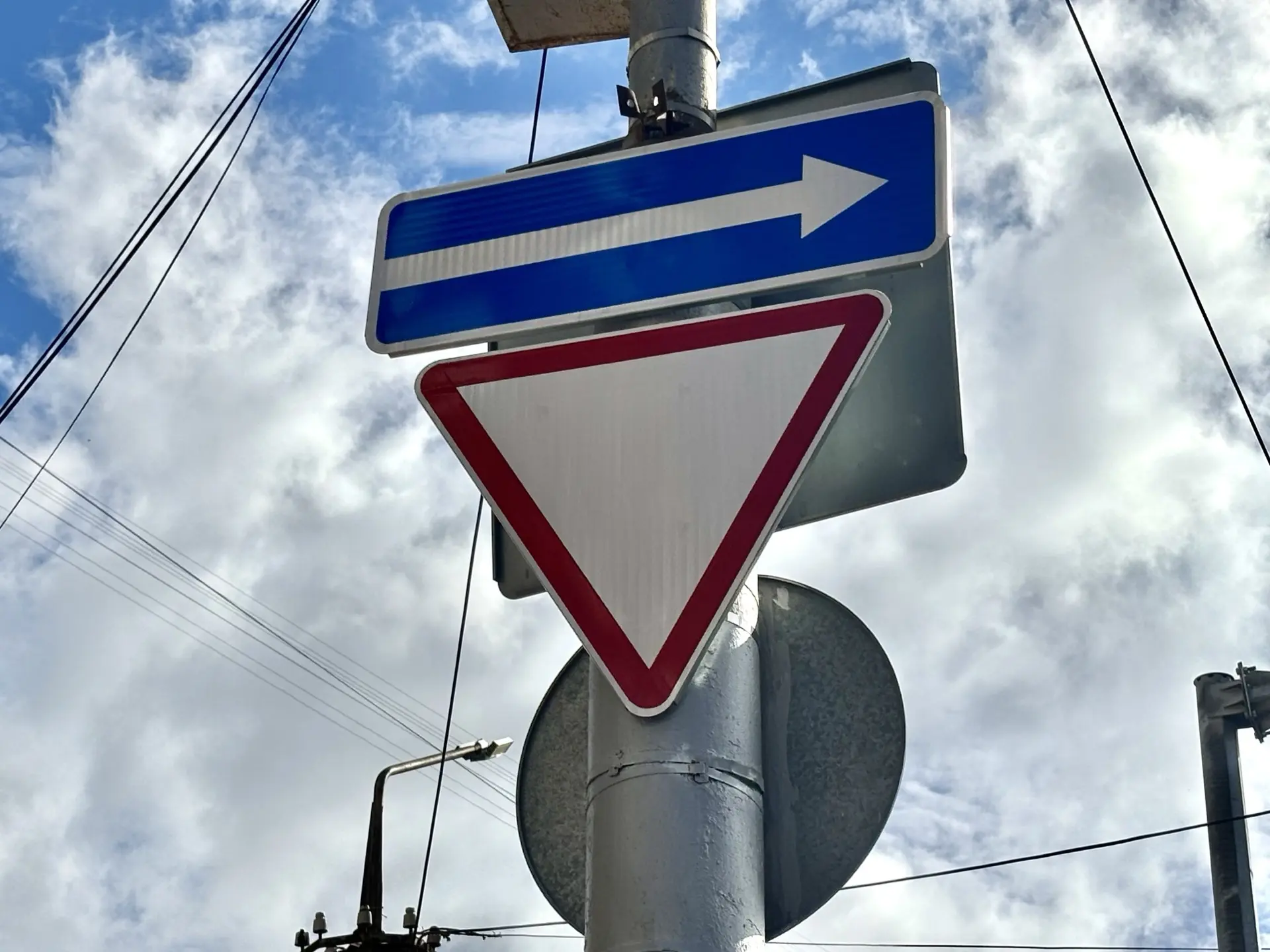 🛣️В августе в Саратове установили 601 дорожный знак