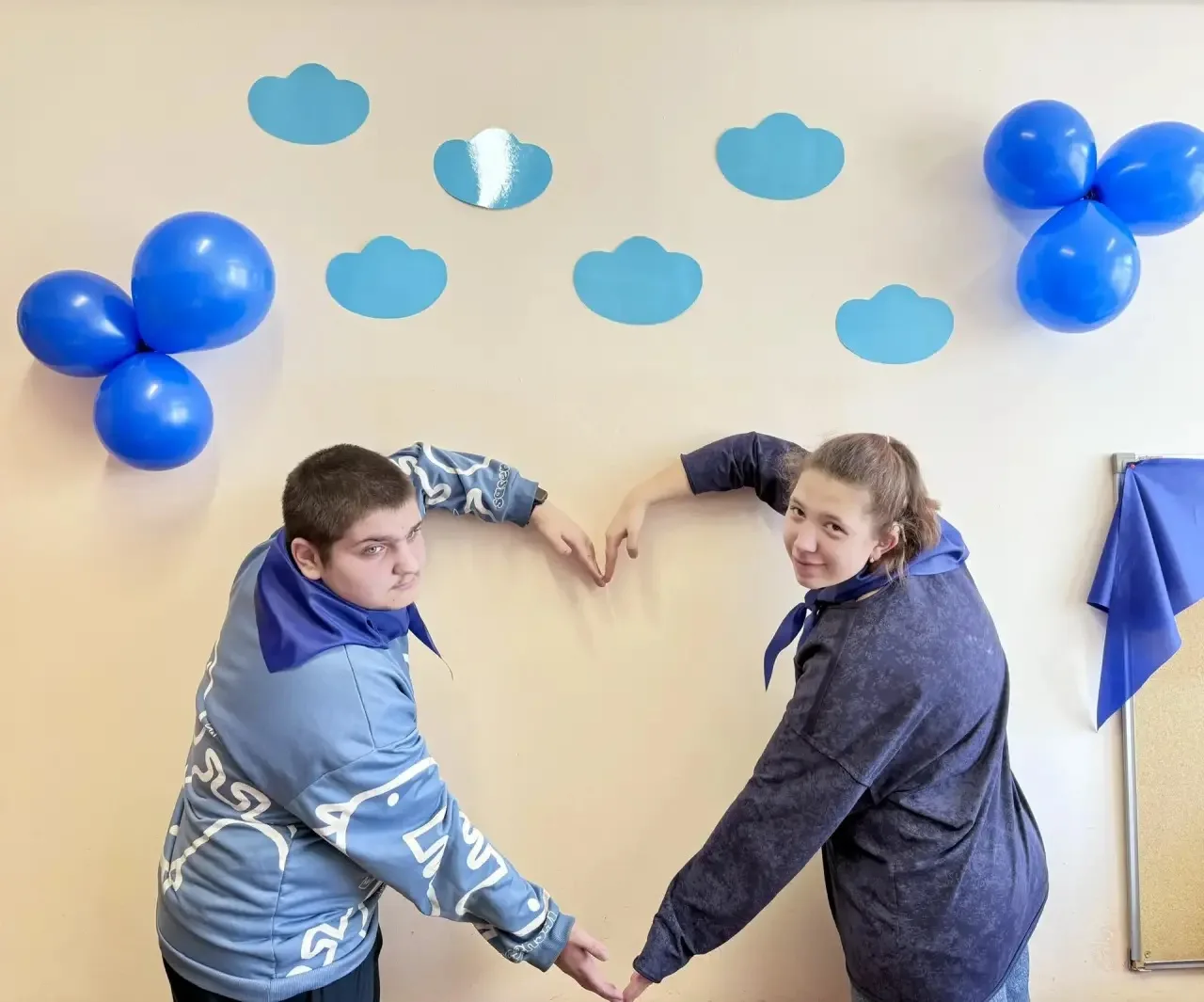 💙 Школьный корпус «Ника» продолжает участвовать в акции «Подсвети синим»  Ранее в корпусе уже прошло