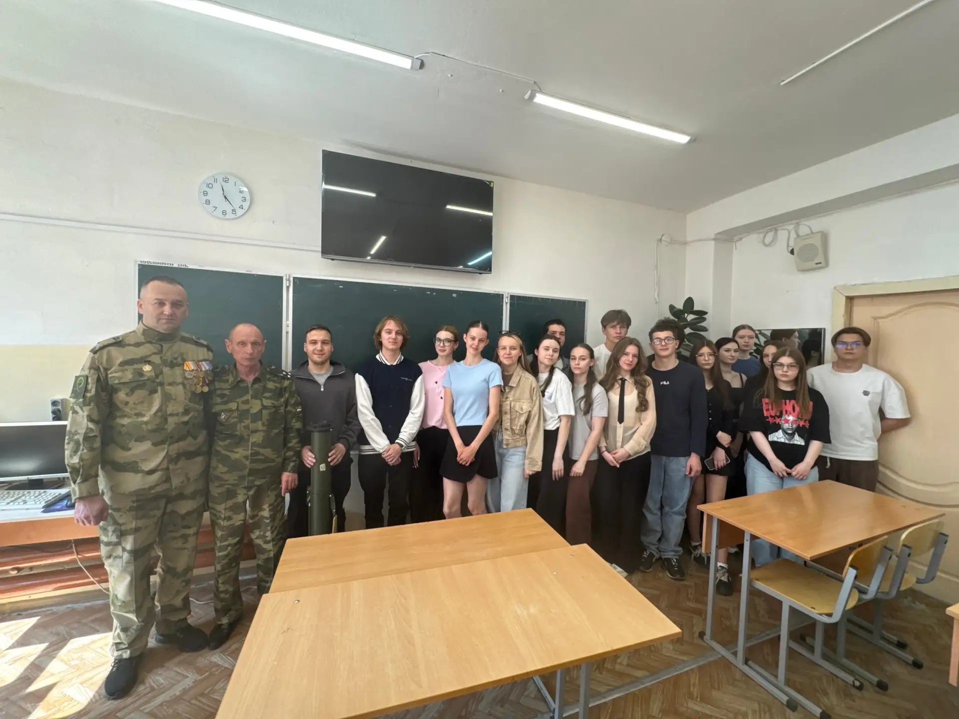 В эти майские дни, в преддверии Дня Победы, в нашей школе прошли особые встречи для старшеклассников