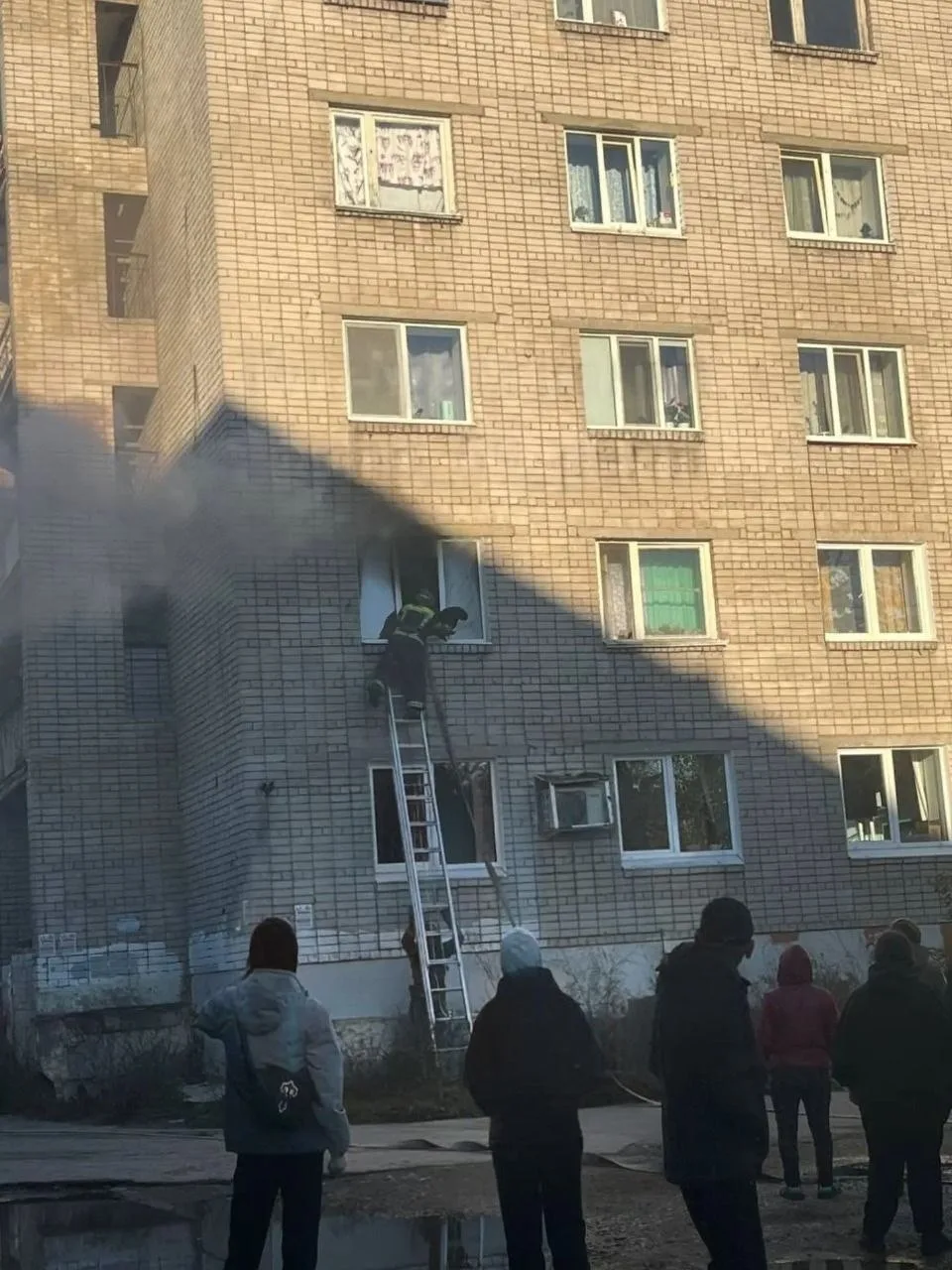 ⚡️В эти минуты горит комната в общежитии на улице Богдана Хмельницкого, сообщают очевидцы.