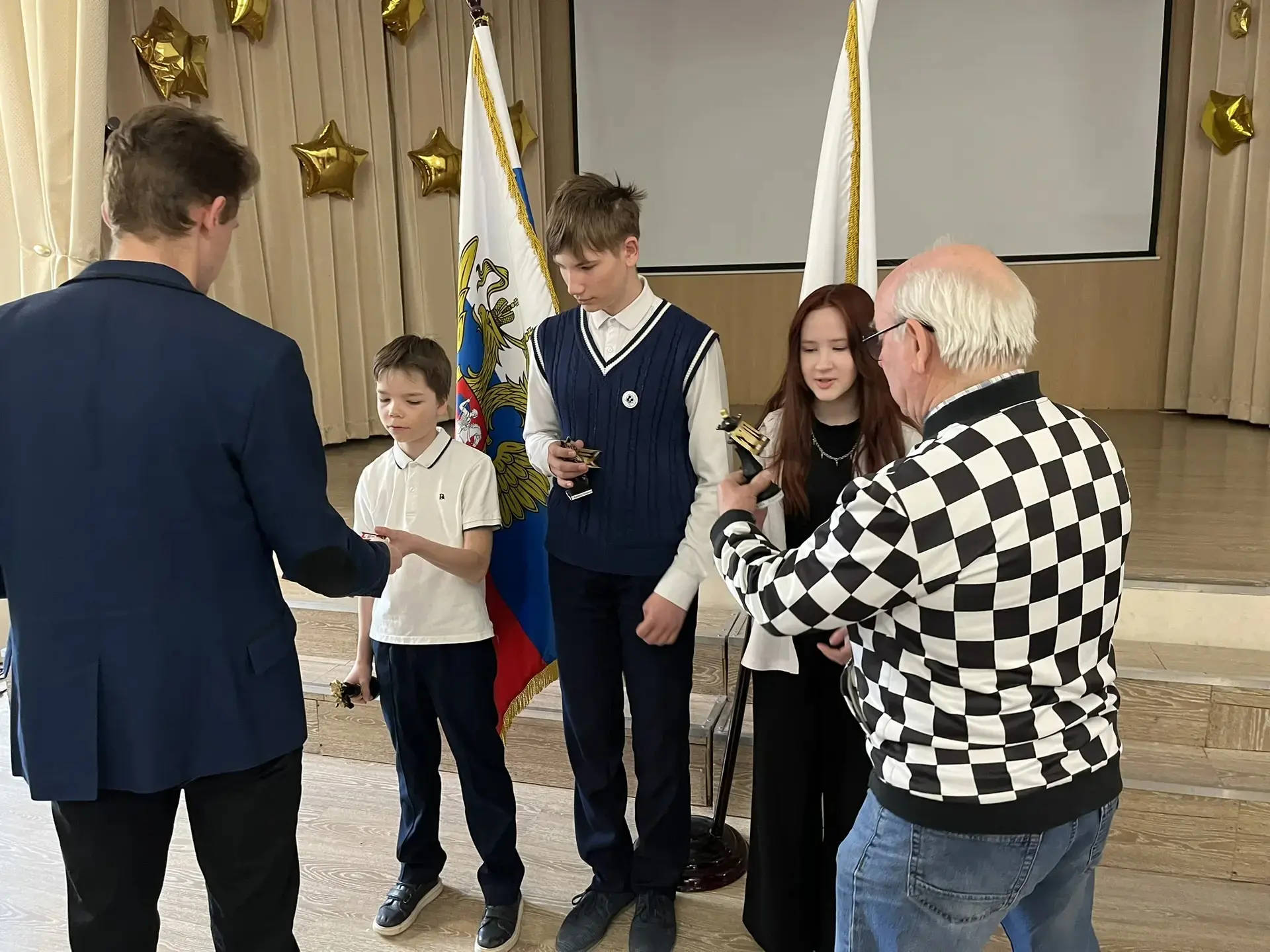 🏅 Сегодня в нашей школе прошла торжественная линейка!  Мы с гордостью чествовали участников и победи