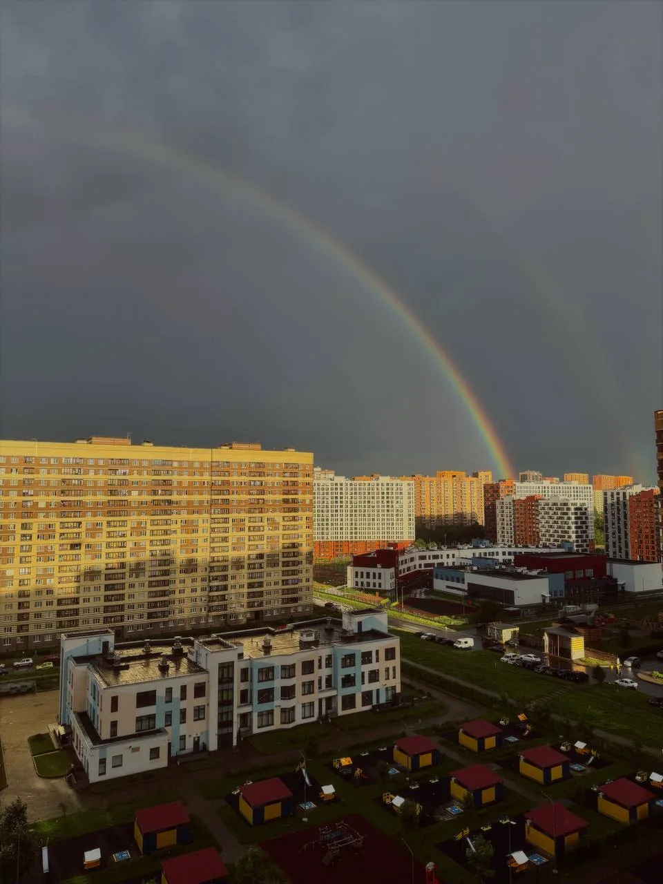 Радуга появилась на небе после проливного дождя. Яркие полоски заметили, например, в Му...