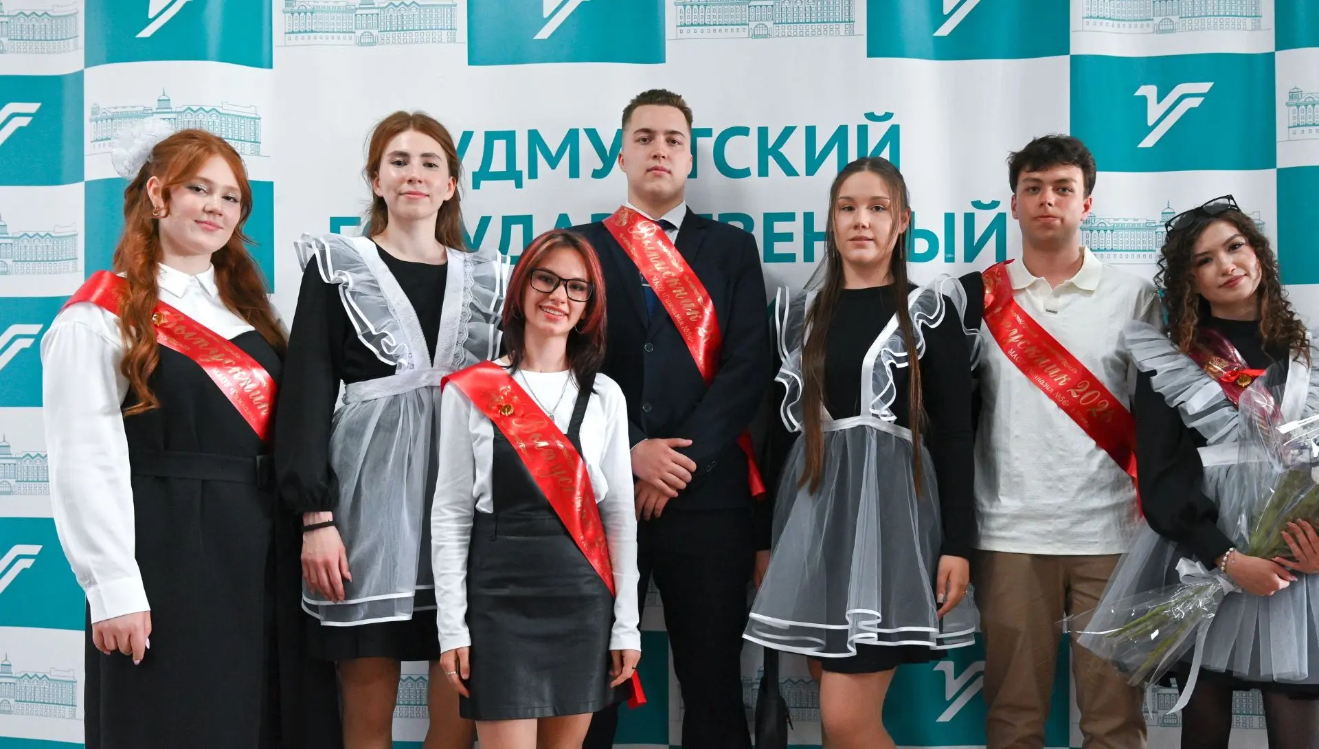 Последний звонок с УдГУ   Сегодня Летний сад согревали сотни улыбок и сияющих глаз выпускников. Мы б