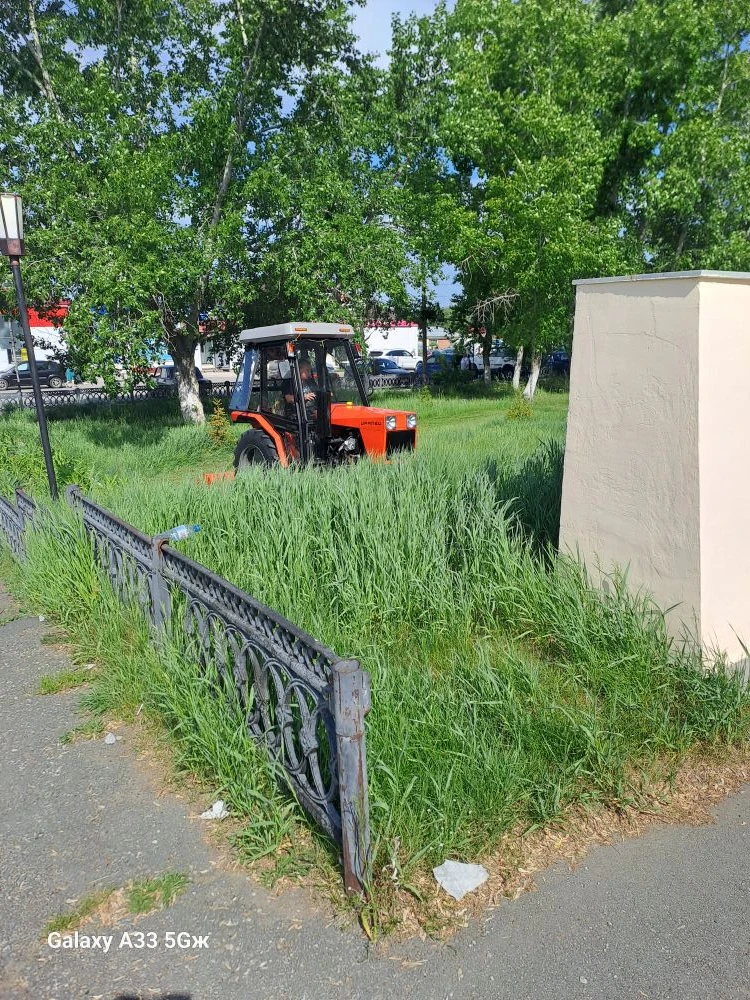 МУП ЖКХ косит траву в парках с.Уйское