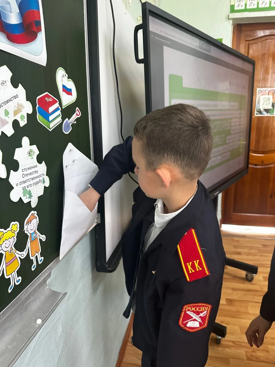 🇷🇺Честь поднять флаг Российской Федерации предоставлена представителям школьного юнармейского отряда