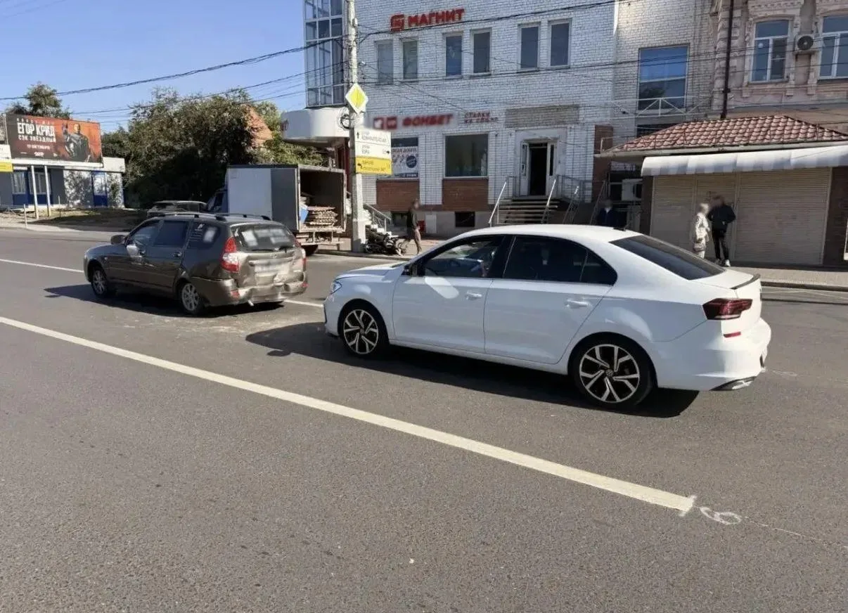 В Астрахани «Фольксваген» влетел в «Ладу Приору»: двое малышей доставлены в больницу