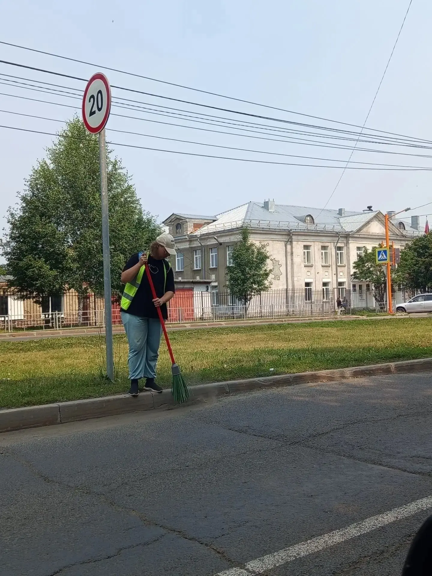 В ежедневном режиме ведутся работы по содержанию улично-дорожной сети города: уборка мусора, укос тр