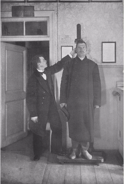Измерение роста кандидата на должность городового. Санкт-Петербург, 1901 год.