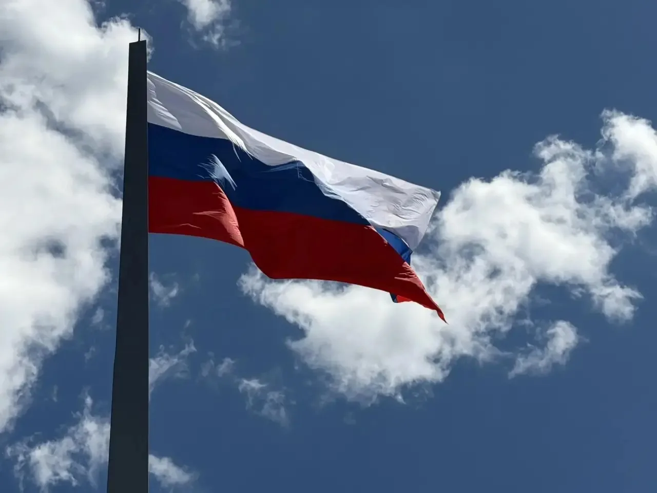 По моему поручению сотрудники службы городского хозяйства заменили флаг Российской Федерации на цент