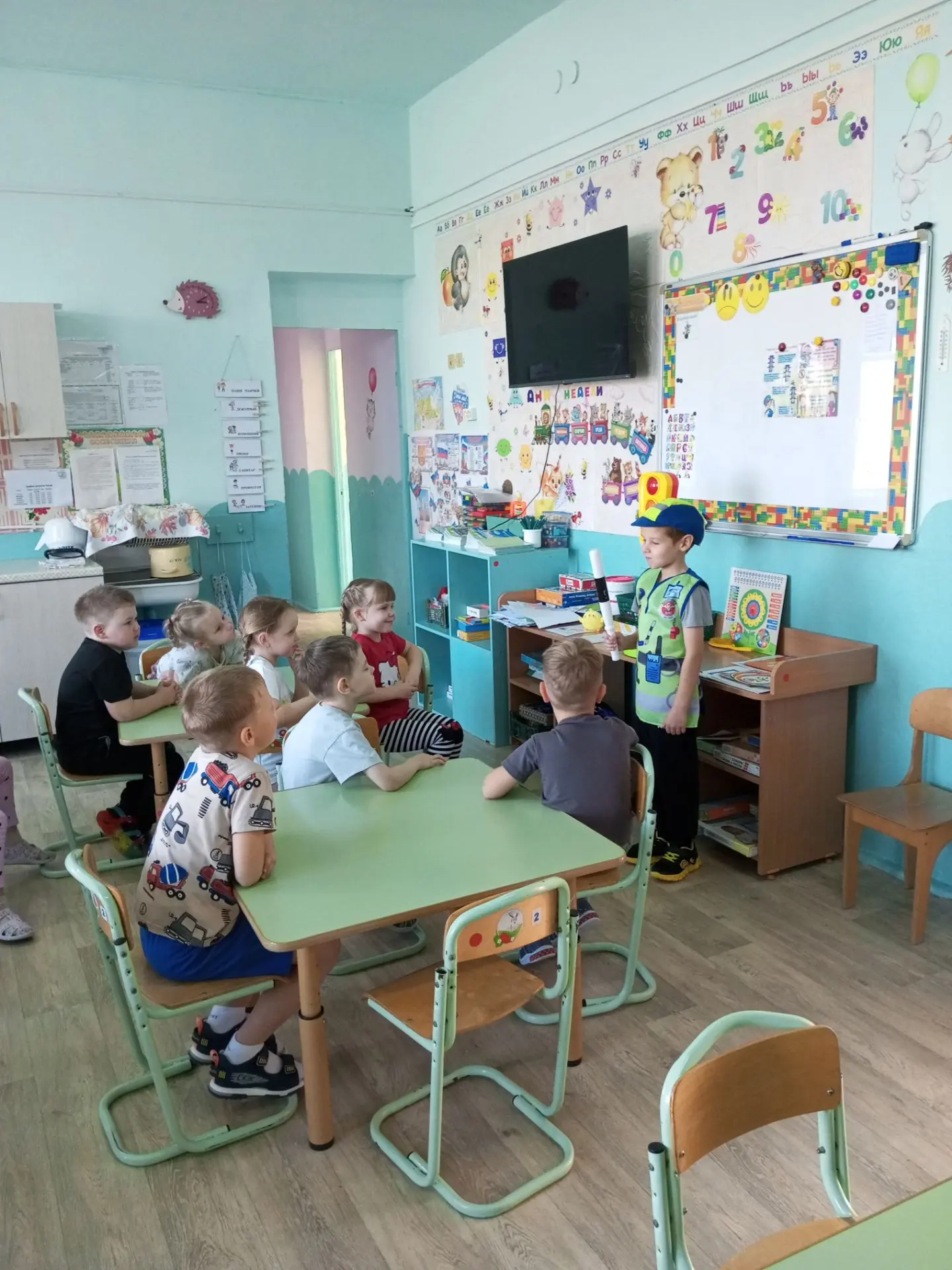 Неделя безопасности дорожного движения продолжилась  тем, что в группу Ягодки в гости п...