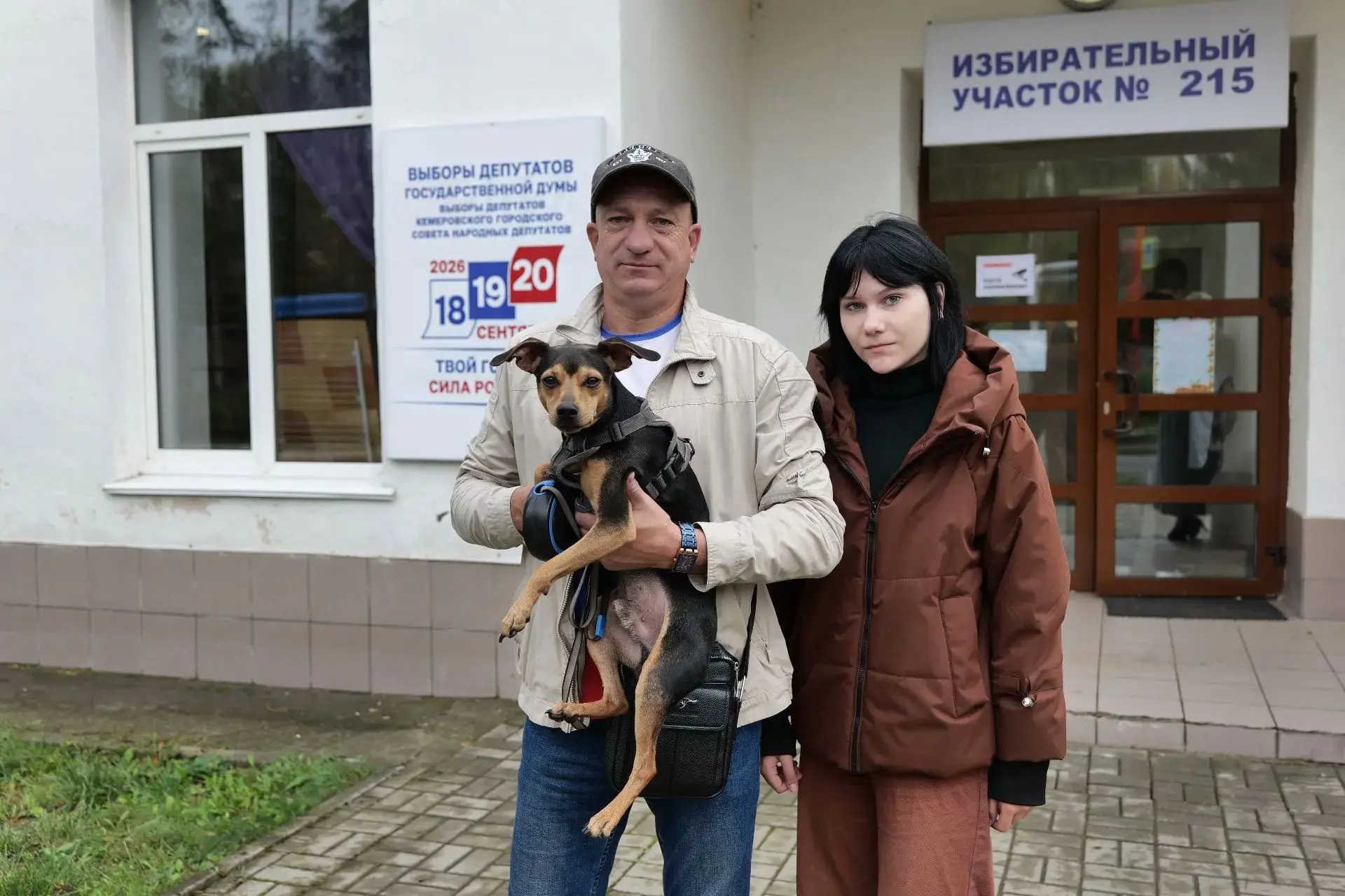 Кемеровчанин Игорь Хлопунов пришел на выборы вместе с дочкой Ульяной и домашним питомце...