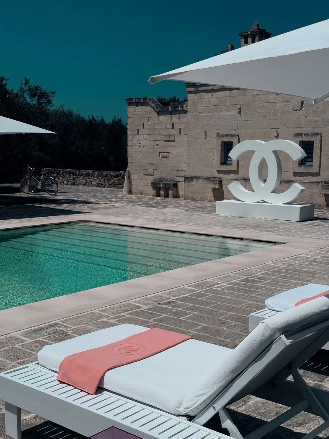 А только наша лента уже который день пестрит снимками и видео с Chanel Summer Club 2026...