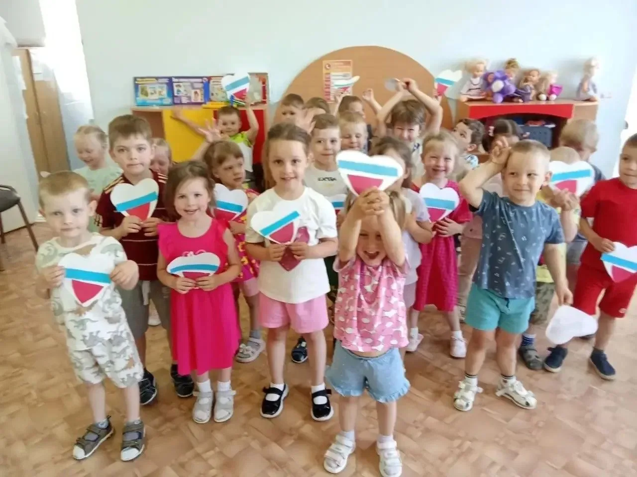 «Ягодки» и «Солнышко» сделали флаг России… в виде сердца ❤️🤍💙 Аккуратно, старательно, с гордостью.
