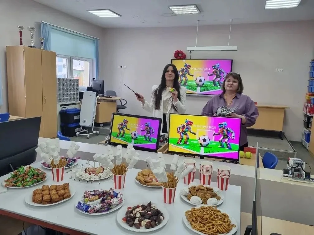 Учителя тоже любят играть!  🤖Наши учителя информатики Ирина Геннадьевна Анкушева и Елена Викторовна 