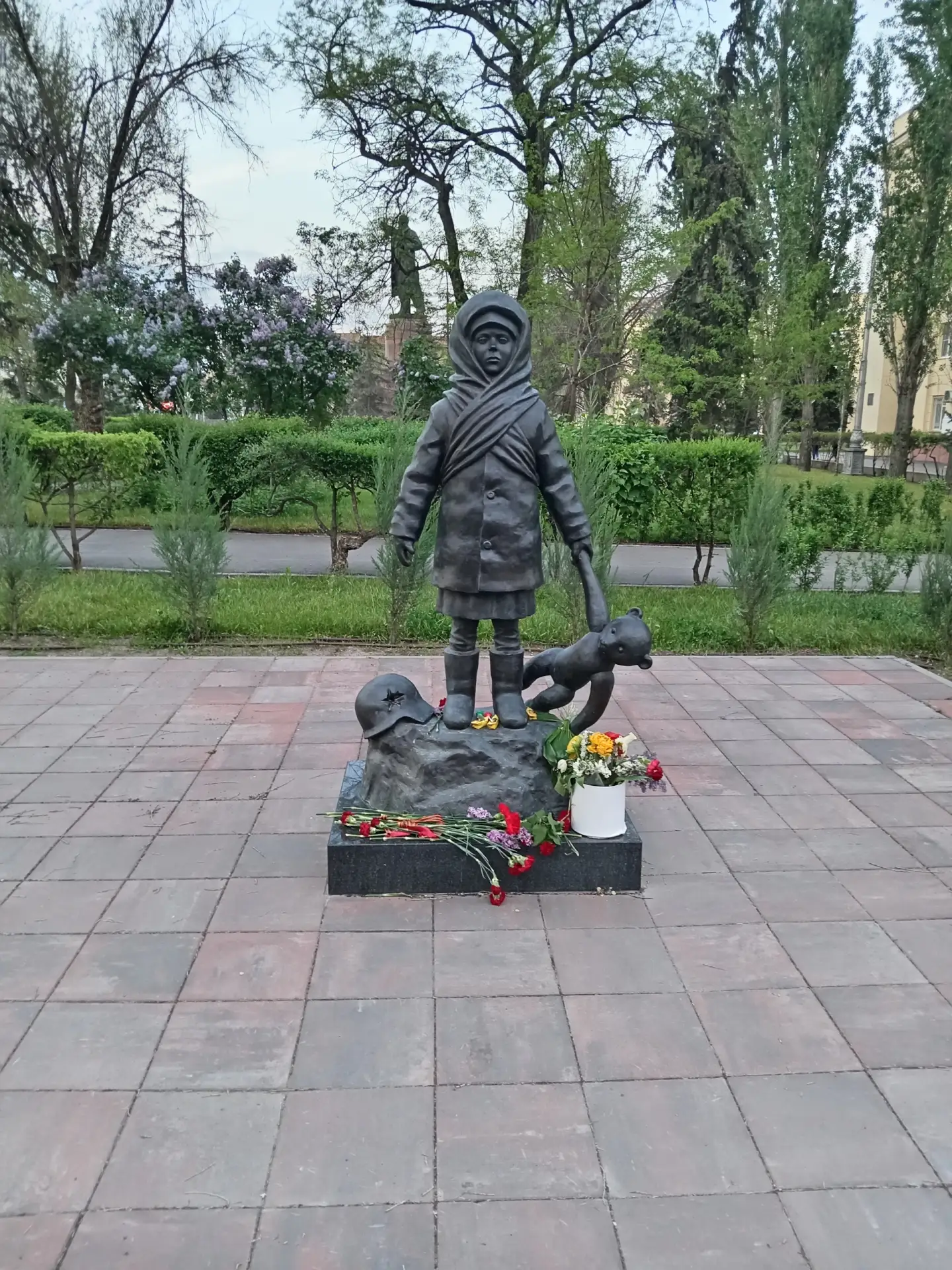 9 мая, в День празднования Великой Победы, студенты групп ВЭВХ252 и ВЭВХ432 с классным руководителем