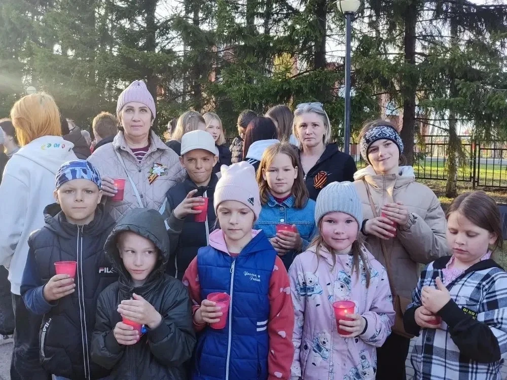 8 мая в  20:00  наши ребята их родители и педагог Рожкова Елена Львовна, приняли участи...