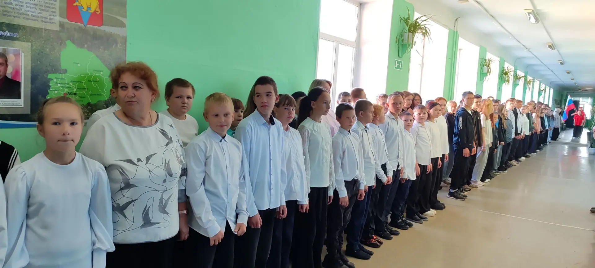 Сегодняшний день в нашей школе начался с торжественной линейки, посвящённой началу учеб...