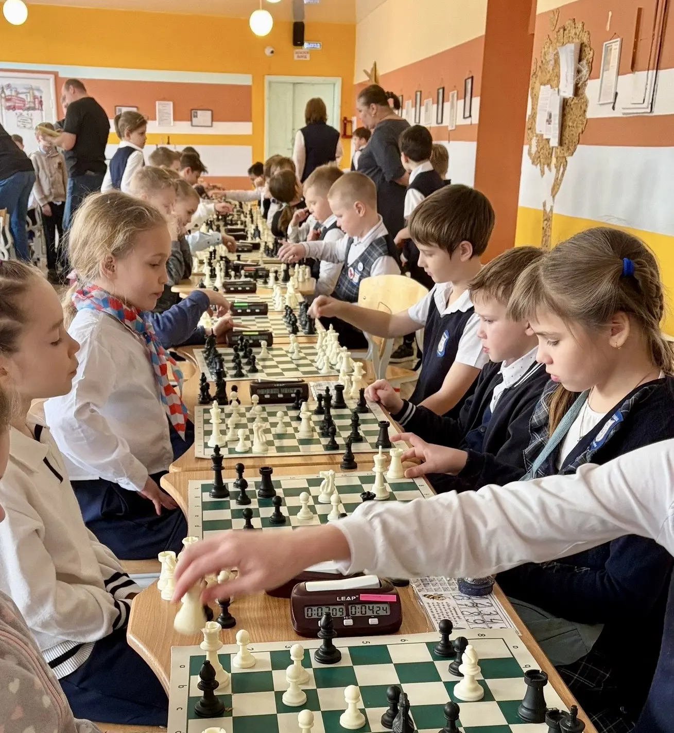 Турнир по шахматам среди учеников 2-х классов школ Кировского района ♟️🧑🏻‍🤝‍🧑🏼  Сегодня юные шахмати