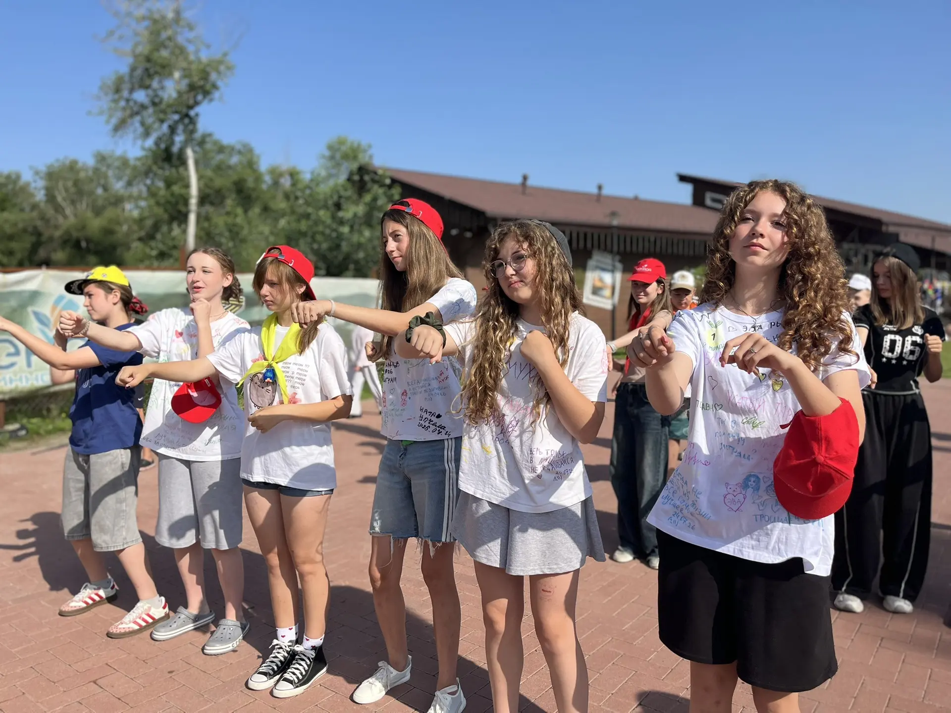 ☀️ Солнце, воздух и бодрая музыка - сегодня наше утро началось с самой энергичной зарядки!

🏃‍♂️ Мы
