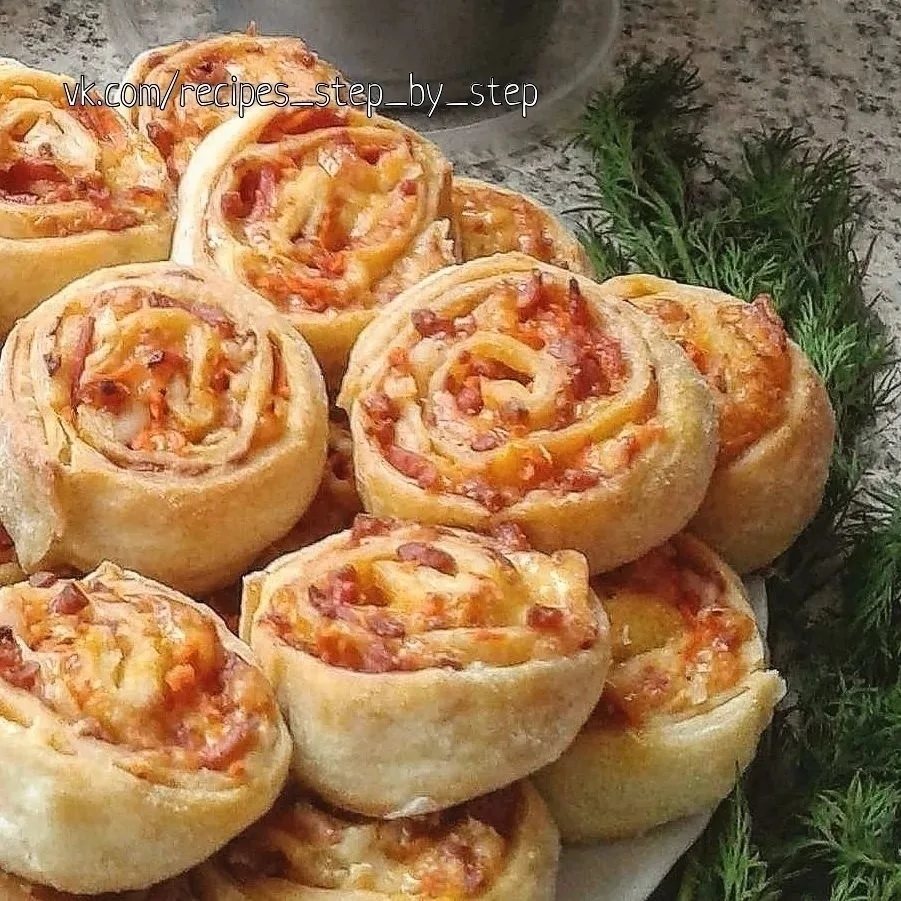 РУЛЕТИКИ С ВЕТЧИНОЙ И СЫРОМ В СЛОЁНОМ ТЕСТЕ🥓🧀🥬✨