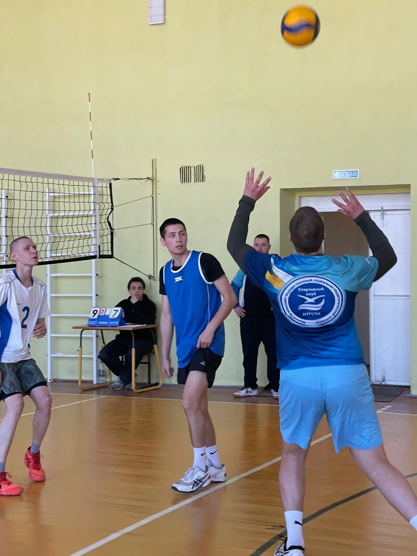 Прошли соревнования по волейболу 🏐🏆 В апреле прошли масштабные соревнования по волейболу среди юноше