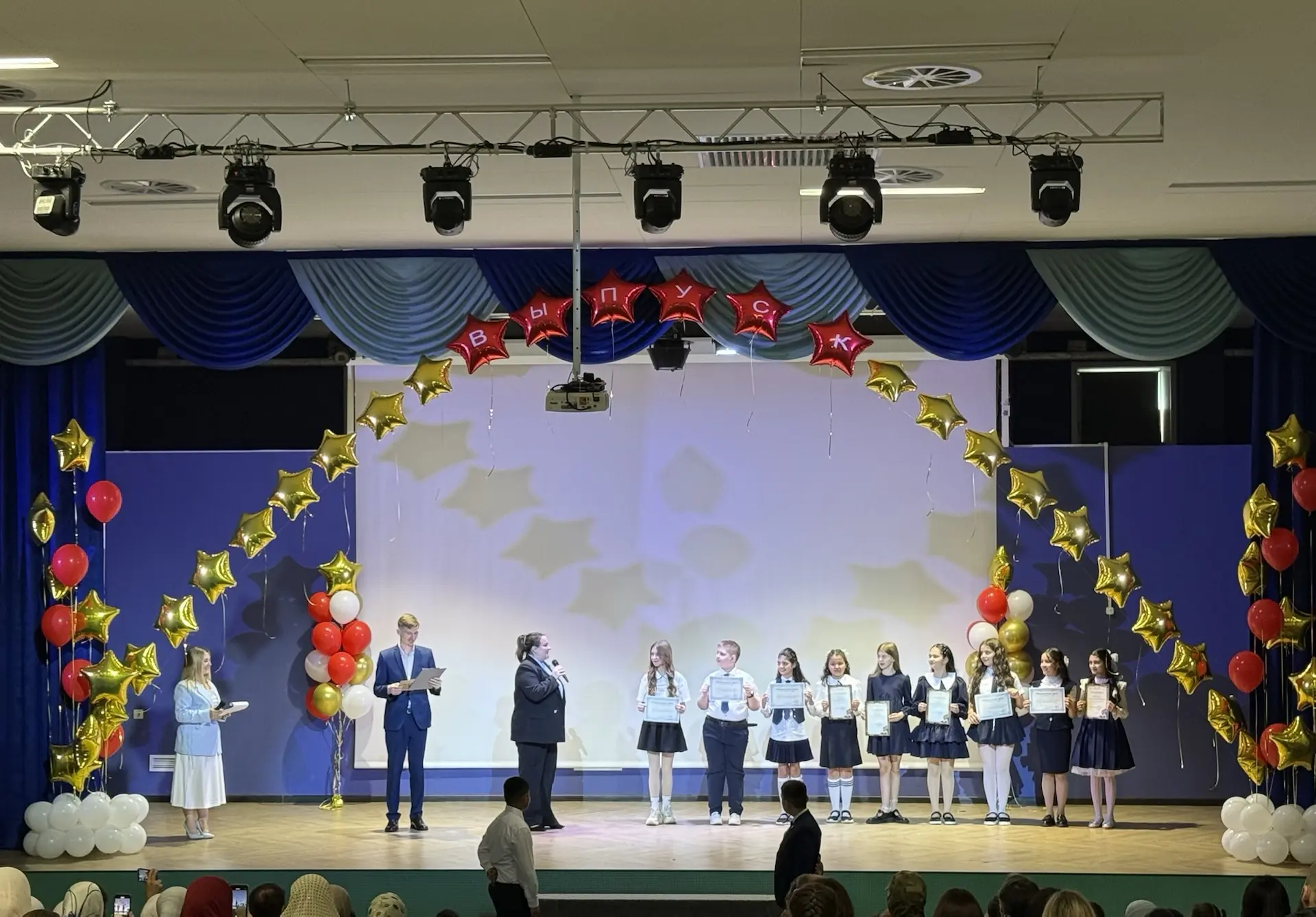 🚀 В добрый путь, 4 «Д» и 4 «Ж»!  В школе прошёл трогательный  выпускной у ребят 4 «Ж» и 4 «Д» классо