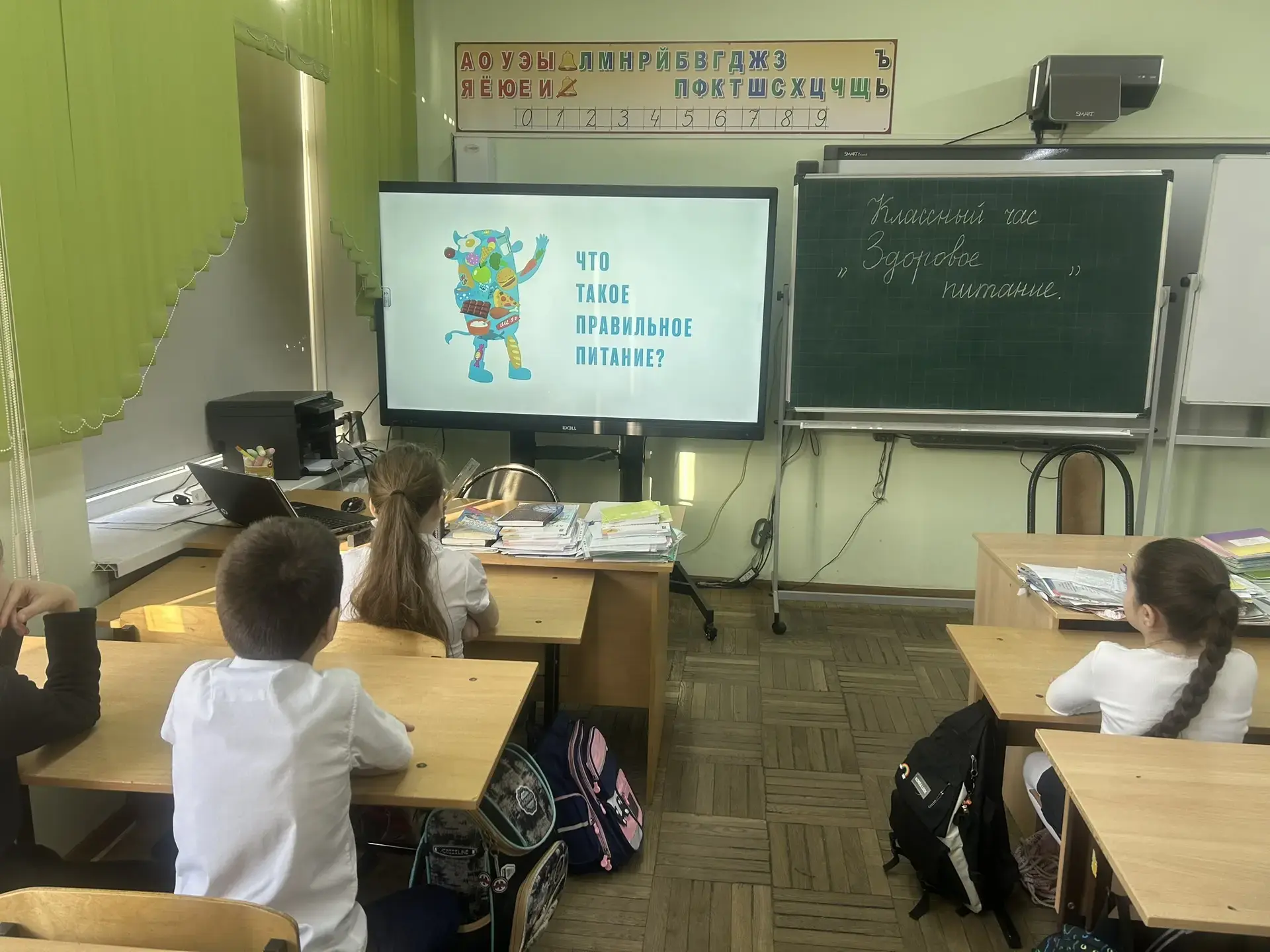 Человеку нужно есть,  Чтобы встать и чтобы сесть.  Чтобы прыгать, кувыркаться,  Песни петь, дружить,