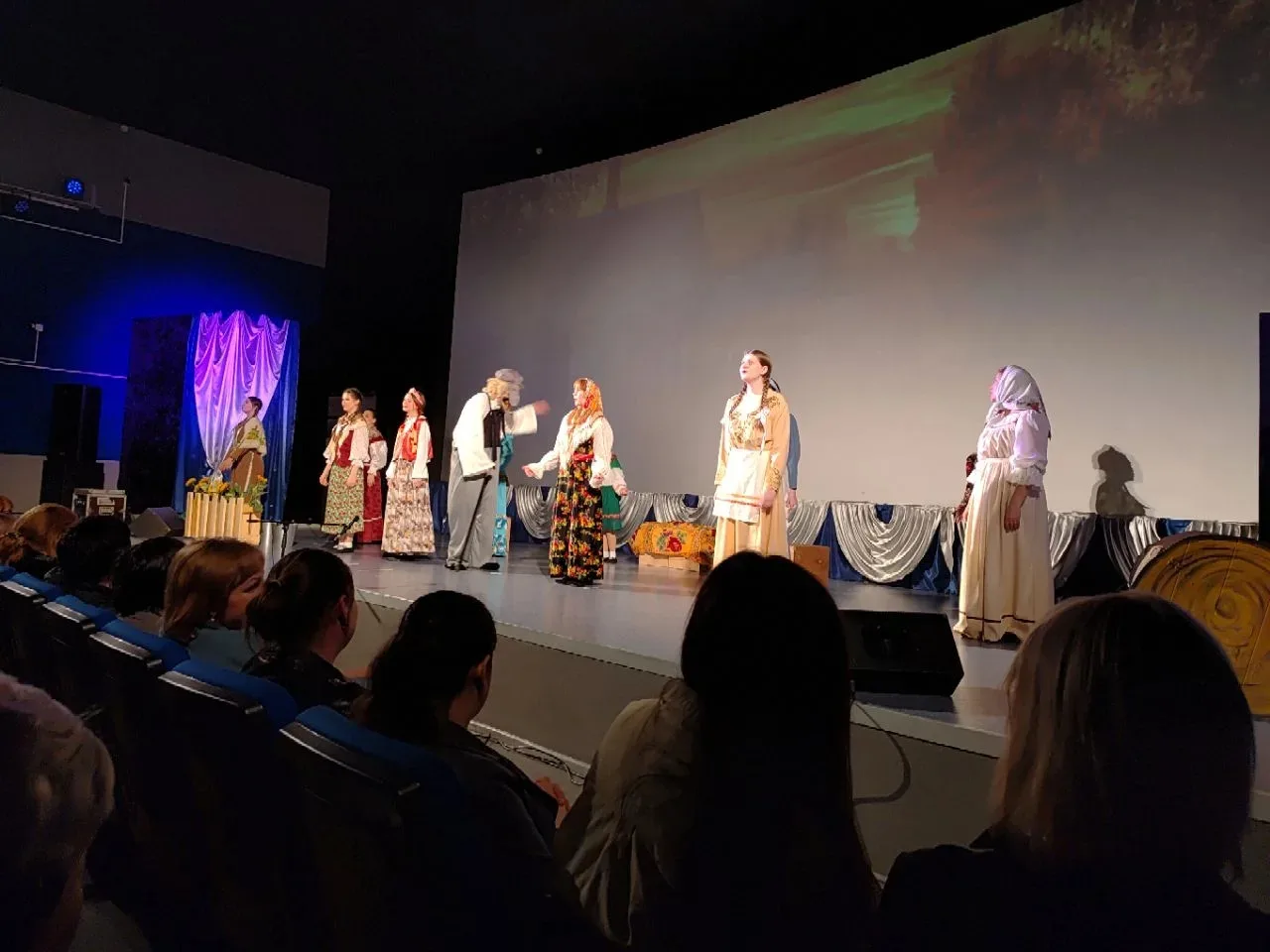 🤩 Сказка ожила на сцене: в Дальнереченске состоялась премьера спектакля «Конёк-Горбунок»!  В доме ку