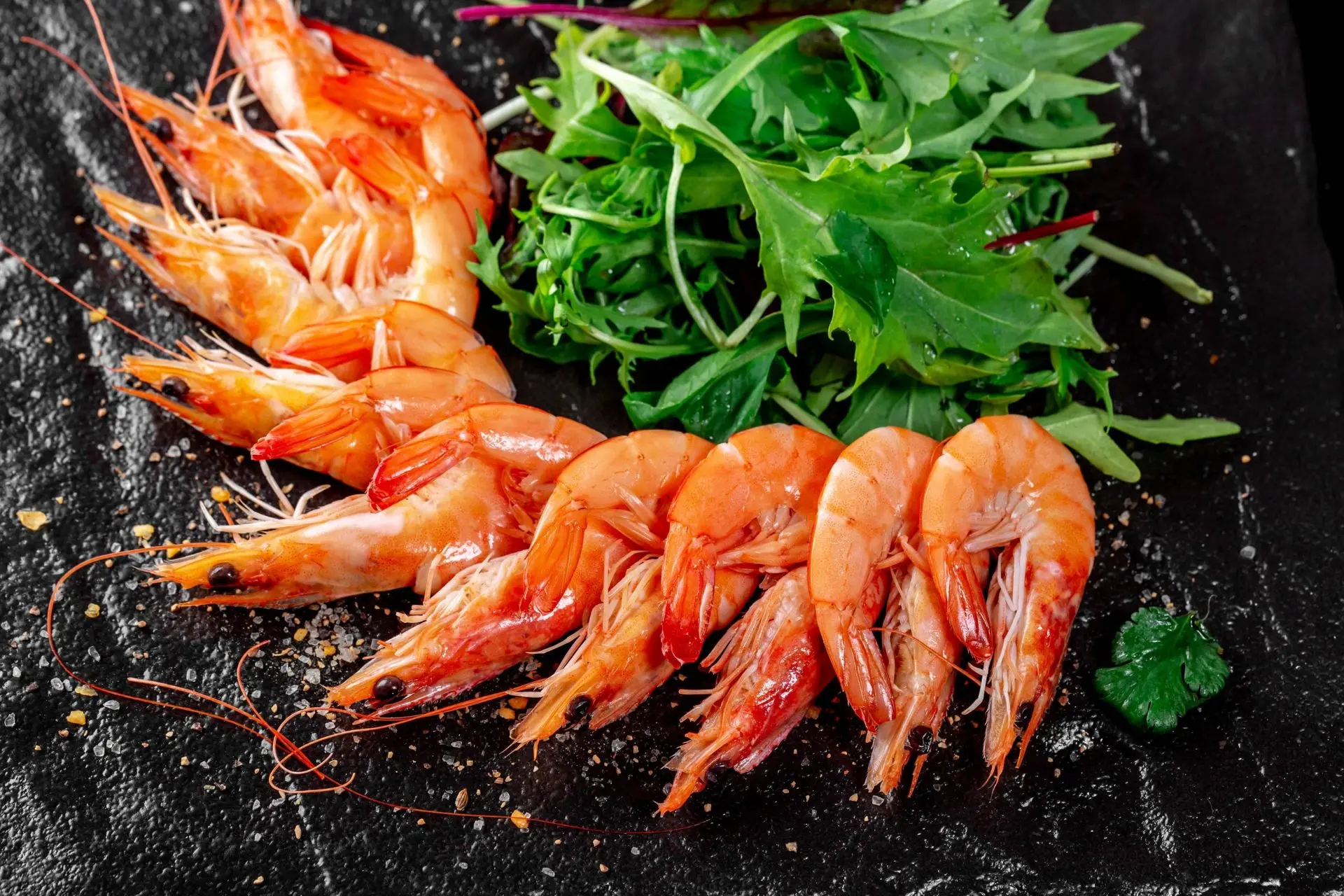 Как сварить креветки вкусно - Для того чтобы сделать креветки более вкусными, перед варкой можно доб