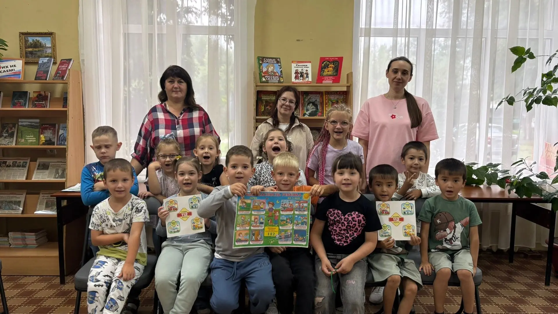 ✅13 отважных спасателей побывали  в стенах библиотеки №1.
Даже дождь не помешал им выполнить ответст