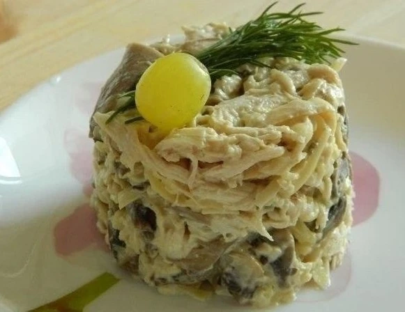 ✅ Грибной салат с курицей
 
Ингредиенты:
- 350 г. куpиного филе, 
- 500 г. шампиньoнoв, 
- 300 г тве