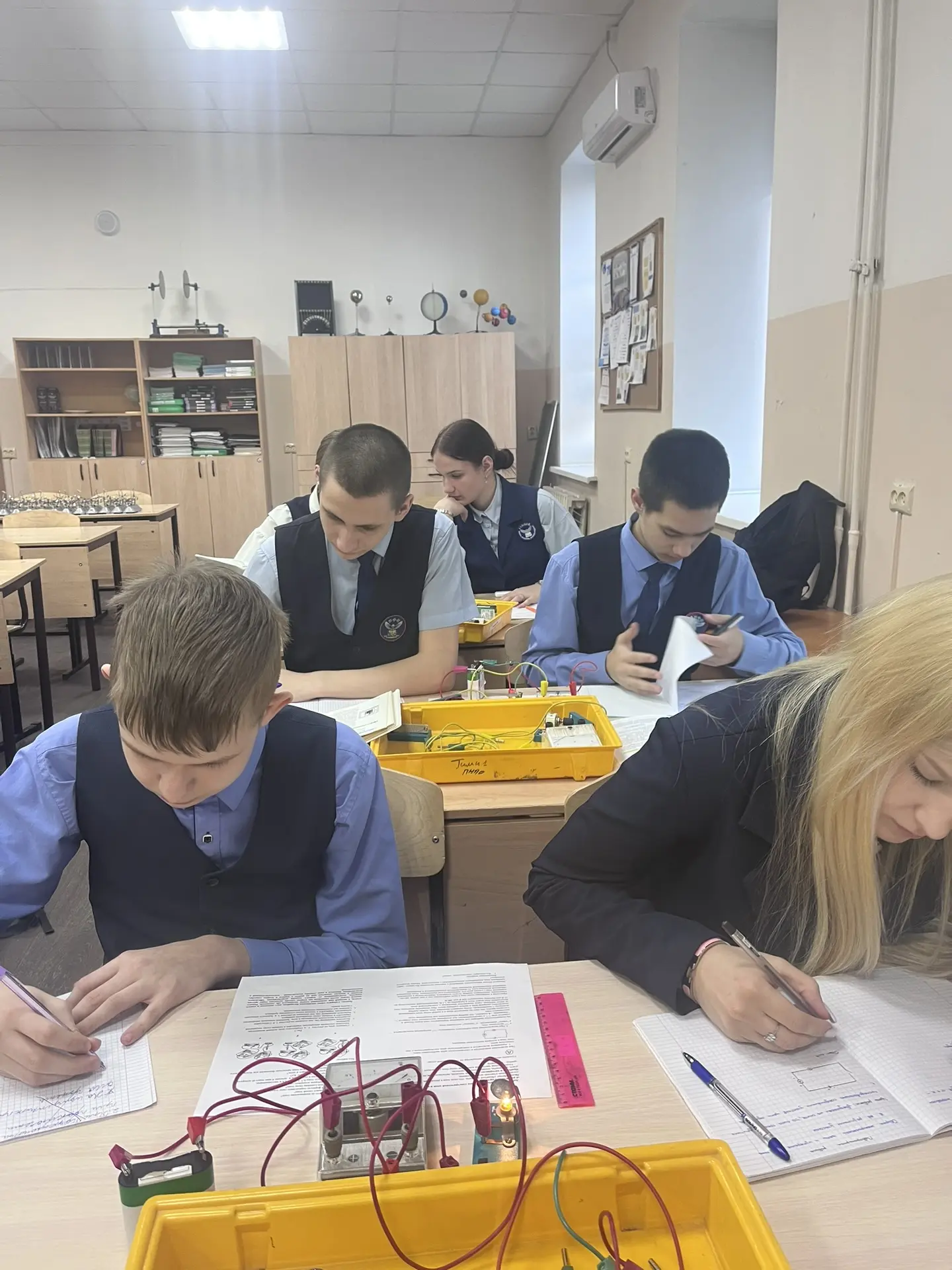 Серия лабораторных работ по физике. Учебные будни.