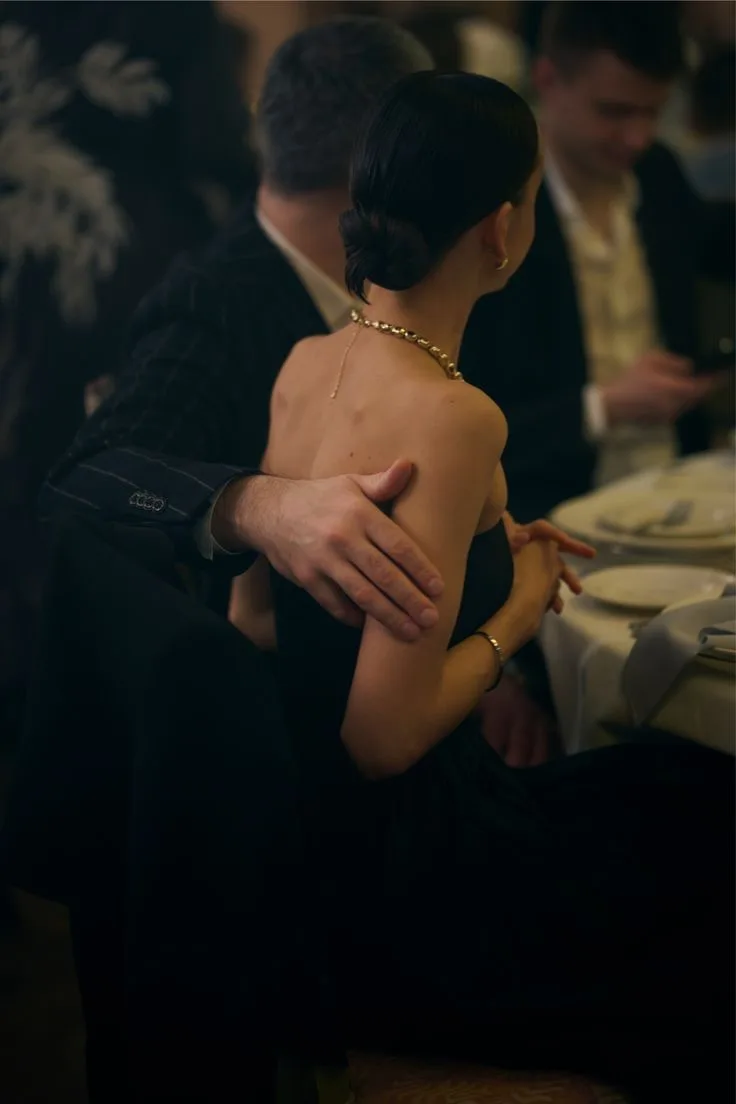Флирт — это не про поиск мужчины, это про твою внутреннюю емкость. 🕶️🍷

Многие женщины флиртуют из